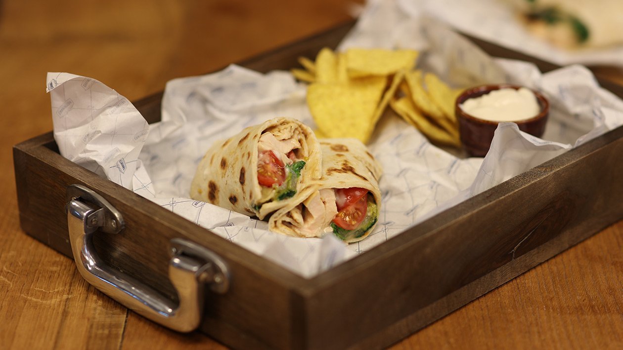 gegrillter Caesar Salad im Wrap gegrillter Caesar Salad im Wrap