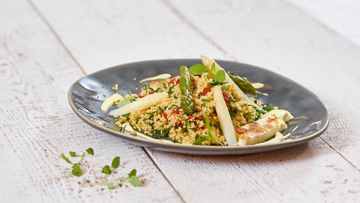Gegrillter Halloumi mit Spargel und Couscous Gegrillter Halloumi mit Spargel und Couscous
