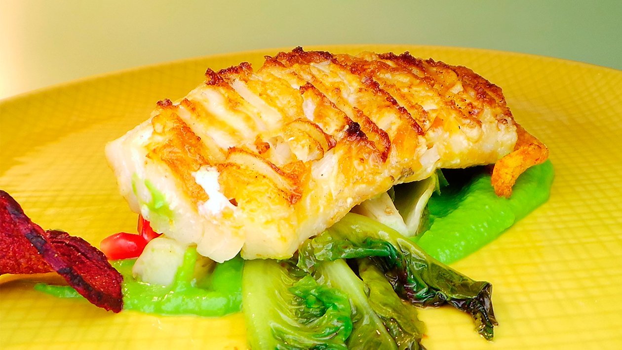 Gegrillter Heilbutt mit Erbsen - Minzpüree und geschmorten Salatherzen Gegrillter Heilbutt mit Erbsen - Minzpüree und geschmorten Salatherzen