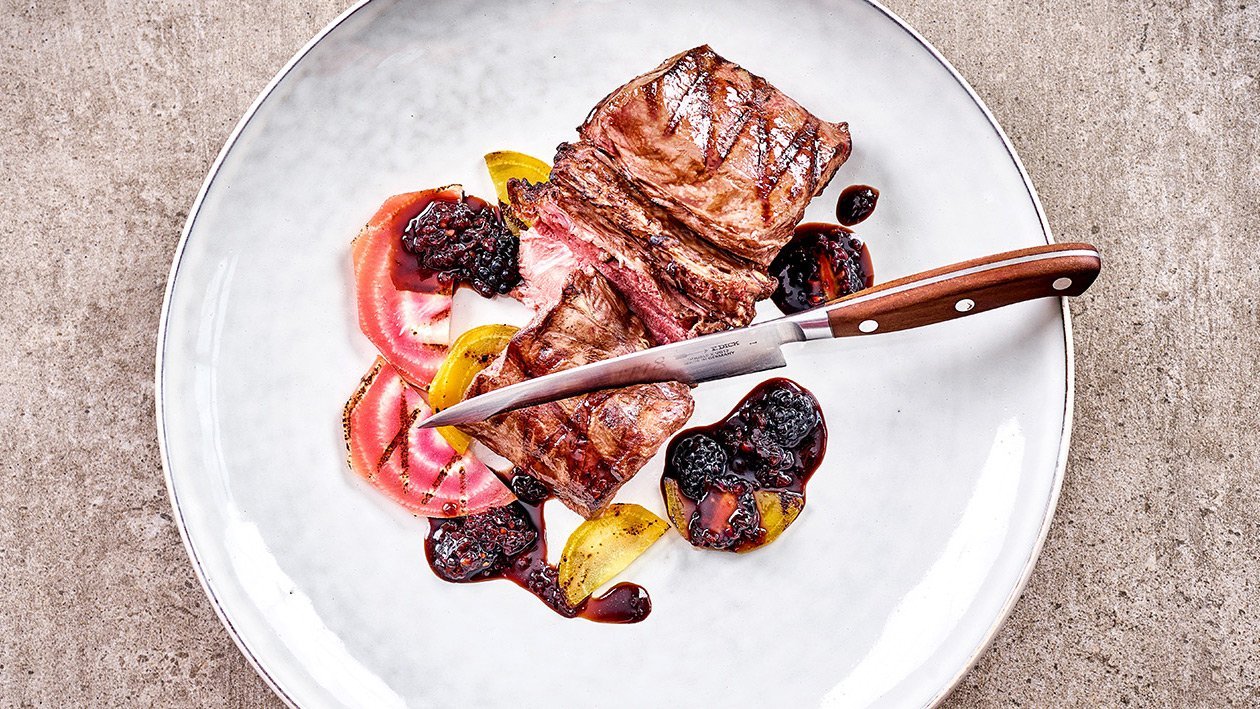 Gegrillter Maibockrücken mit Rüben und Brombeersoße Gegrillter Maibockrücken mit Rüben und Brombeersoße