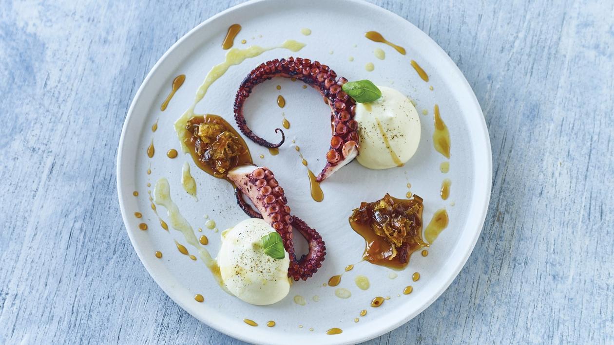 Gegrillter Oktopus mit geräucherten Rosmarinkartoffeln und Lauch-Chutney Gegrillter Oktopus mit geräucherten Rosmarinkartoffeln und Lauch-Chutney