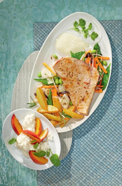 Gegrillter Schwertfisch an Zitronenschaum mit Wok-Gemüse und Rosmarinkartoffeln Gegrillter Schwertfisch an Zitronenschaum mit Wok-Gemüse und Rosmarinkartoffeln