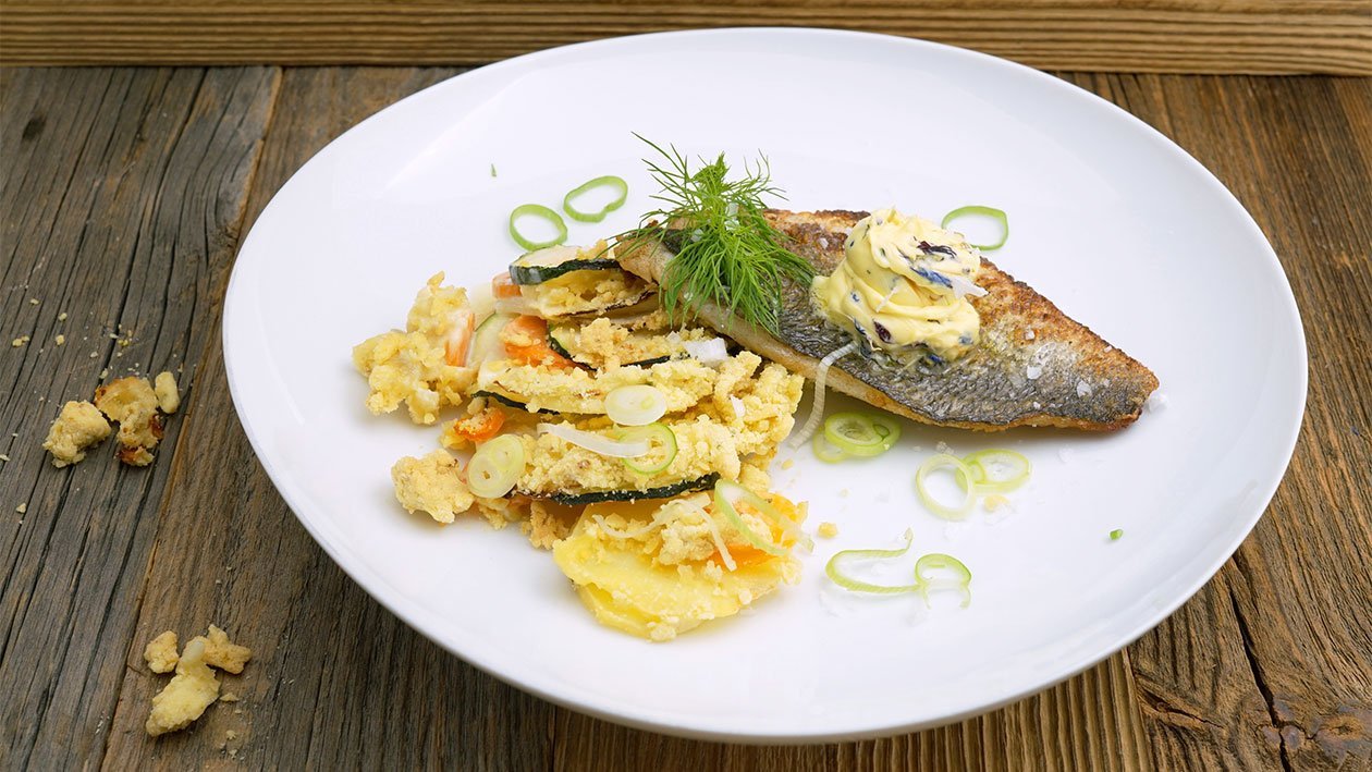 Gegrilltes Doradenfilet mit Blumenwiesen Rama und Kartoffel - Gemüse Gratin Gegrilltes Doradenfilet mit Blumenwiesen Rama und Kartoffel - Gemüse Gratin