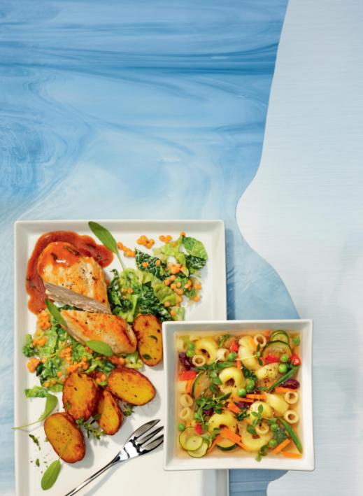 Gegrilltes Hähnchenbrustfilet an Salbei-Jus, Wirsing-Linsengemüse und Ofenkartoffeln Gegrilltes Hähnchenbrustfilet an Salbei-Jus, Wirsing-Linsengemüse und Ofenkartoffeln