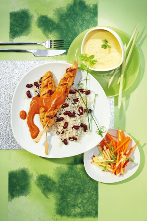 Gegrilltes Putenspießchen mit Erdnuß-Wasabi-Dip und Kidney-Bohnen-Reis Gegrilltes Putenspießchen mit Erdnuß-Wasabi-Dip und Kidney-Bohnen-Reis