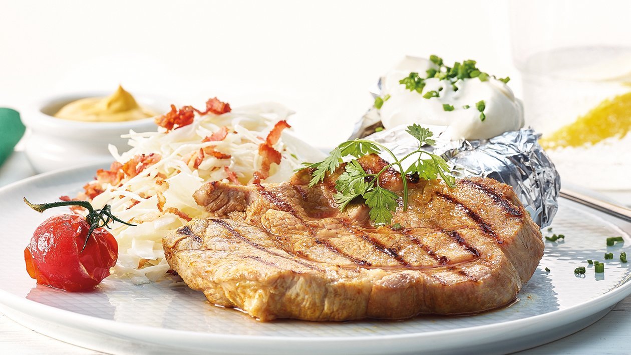 Gegrilltes Schweinenackensteak mit Krautsalat und Ofenkartoffel Gegrilltes Schweinenackensteak mit Krautsalat und Ofenkartoffel