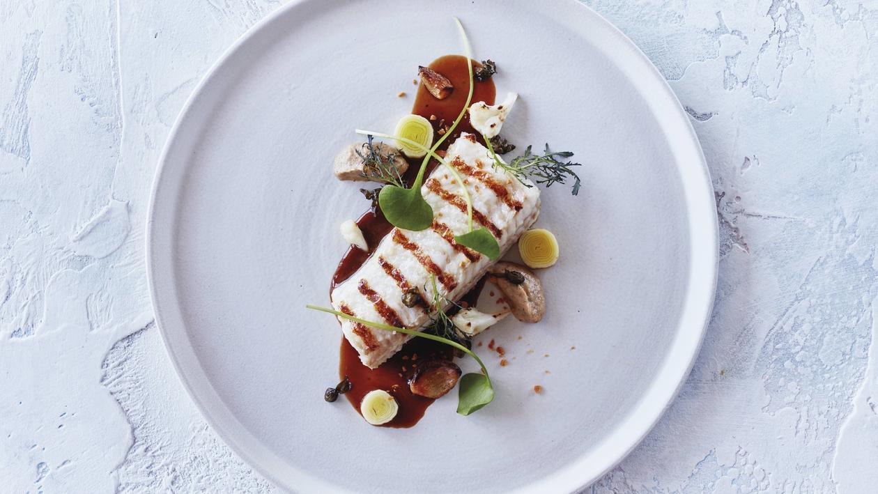 Gegrilltes Seezungenfilet an Blumenkohlcreme und Knoblauchsauce Gegrilltes Seezungenfilet an Blumenkohlcreme und Knoblauchsauce
