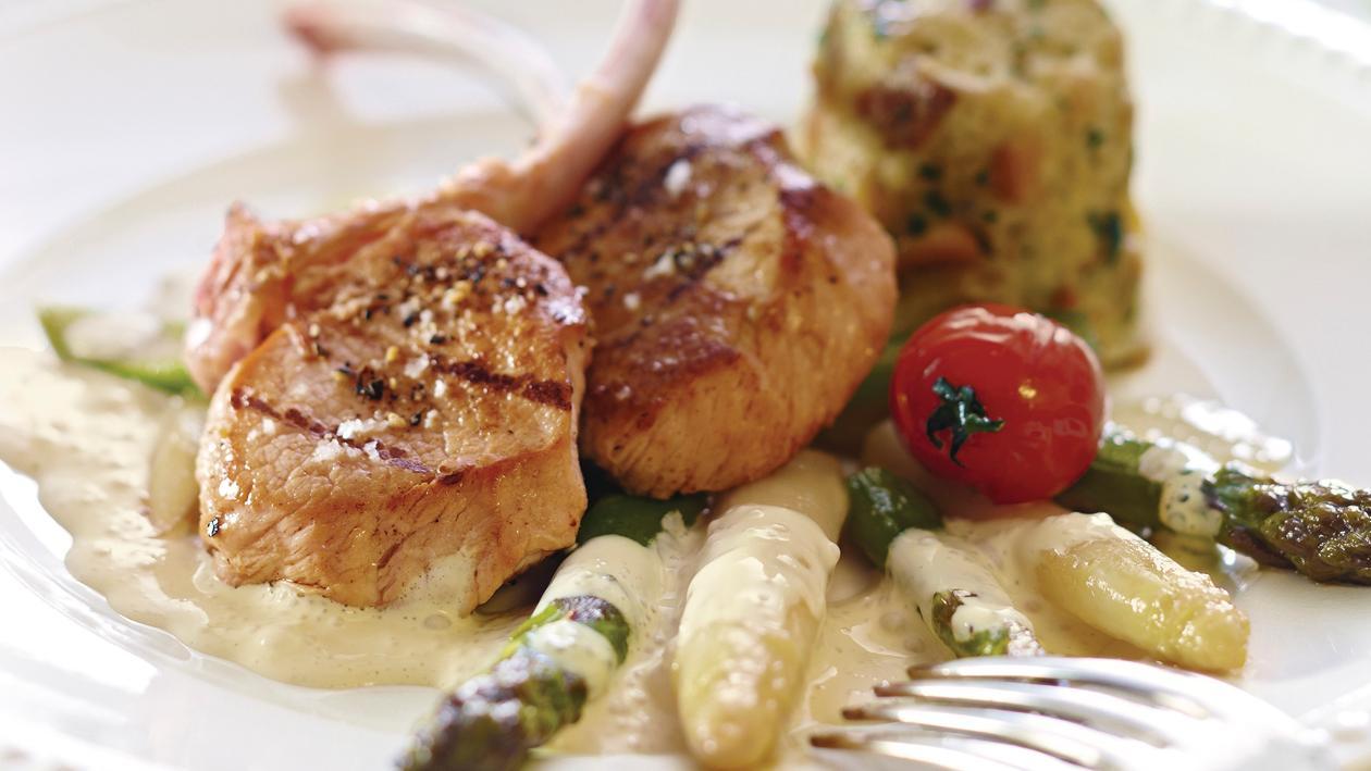 Gegrilltes Spanferkelkotelett mit karamellisiertem Spargel, Weißbier-Hollandaise und Brezen-Soufflé Gegrilltes Spanferkelkotelett mit karamellisiertem Spargel, Weißbier-Hollandaise und Brezen-Soufflé