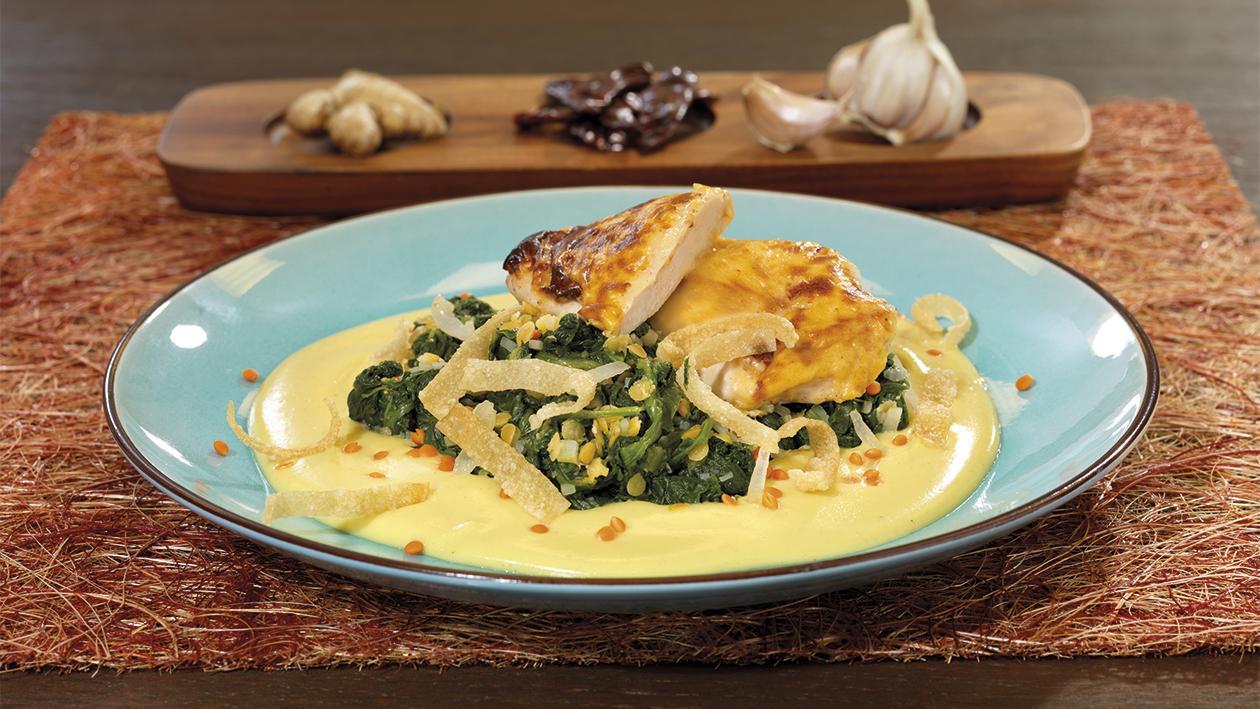 Gelber Linsen-Dal mit Spinat, Wan Tan und gewürzgebackener Poulardenbrust Gelber Linsen-Dal mit Spinat, Wan Tan und gewürzgebackener Poulardenbrust