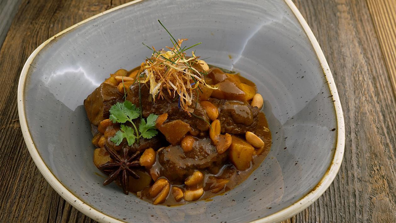 Gelbes Curry, Rindfleisch, Kartoffeln, Erdnüsse Gelbes Curry, Rindfleisch, Kartoffeln, Erdnüsse