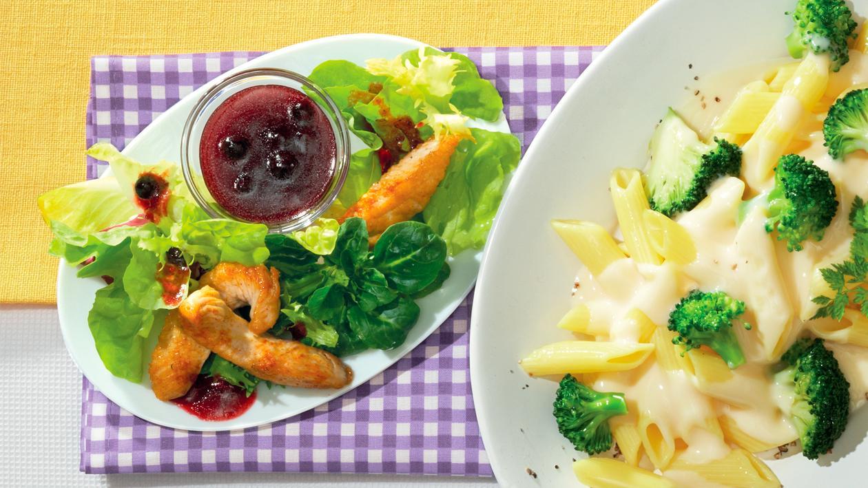 Gemischte Blattsalate mit Blaubeer-Dressing und Putenstreifen Gemischte Blattsalate mit Blaubeer-Dressing und Putenstreifen