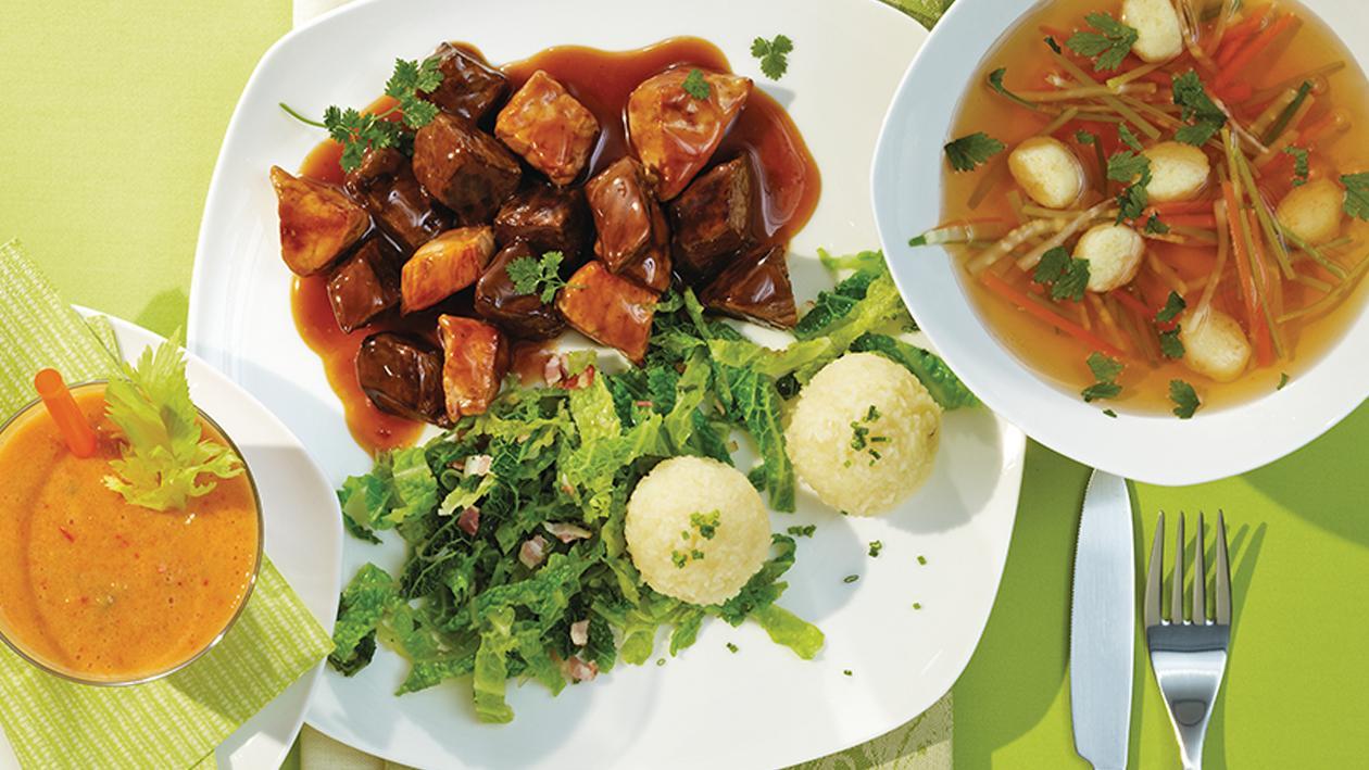 Gemischtes Gulasch, Wirsinggemüse und Klöße Gemischtes Gulasch, Wirsinggemüse und Klöße