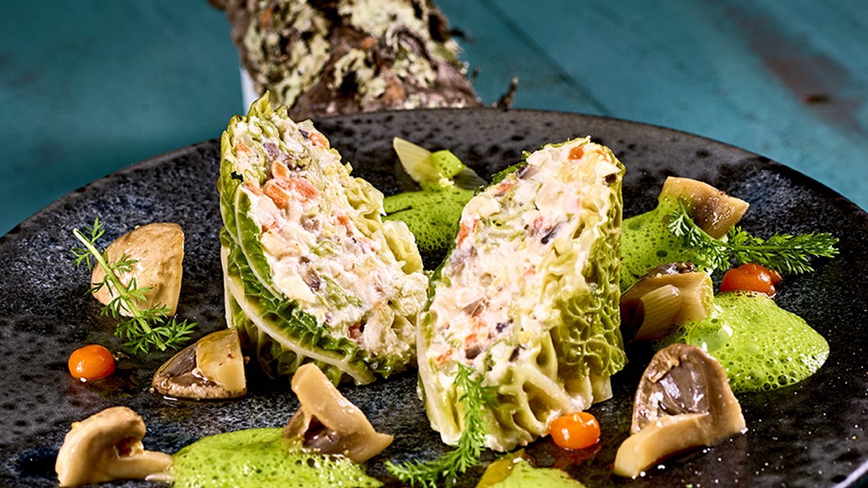 Gemüse-Ricotta Kohlroulade sautierten Champignons und Karottengel Gemüse-Ricotta Kohlroulade sautierten Champignons und Karottengel