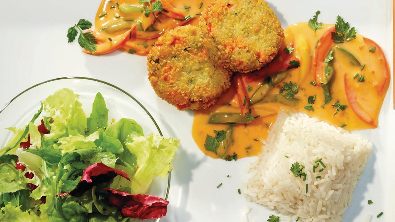 Gemüsebratlinge mit cremig bunter Paprikaschotensauce mit Reis und Salat Gemüsebratlinge mit cremig bunter Paprikaschotensauce mit Reis und Salat