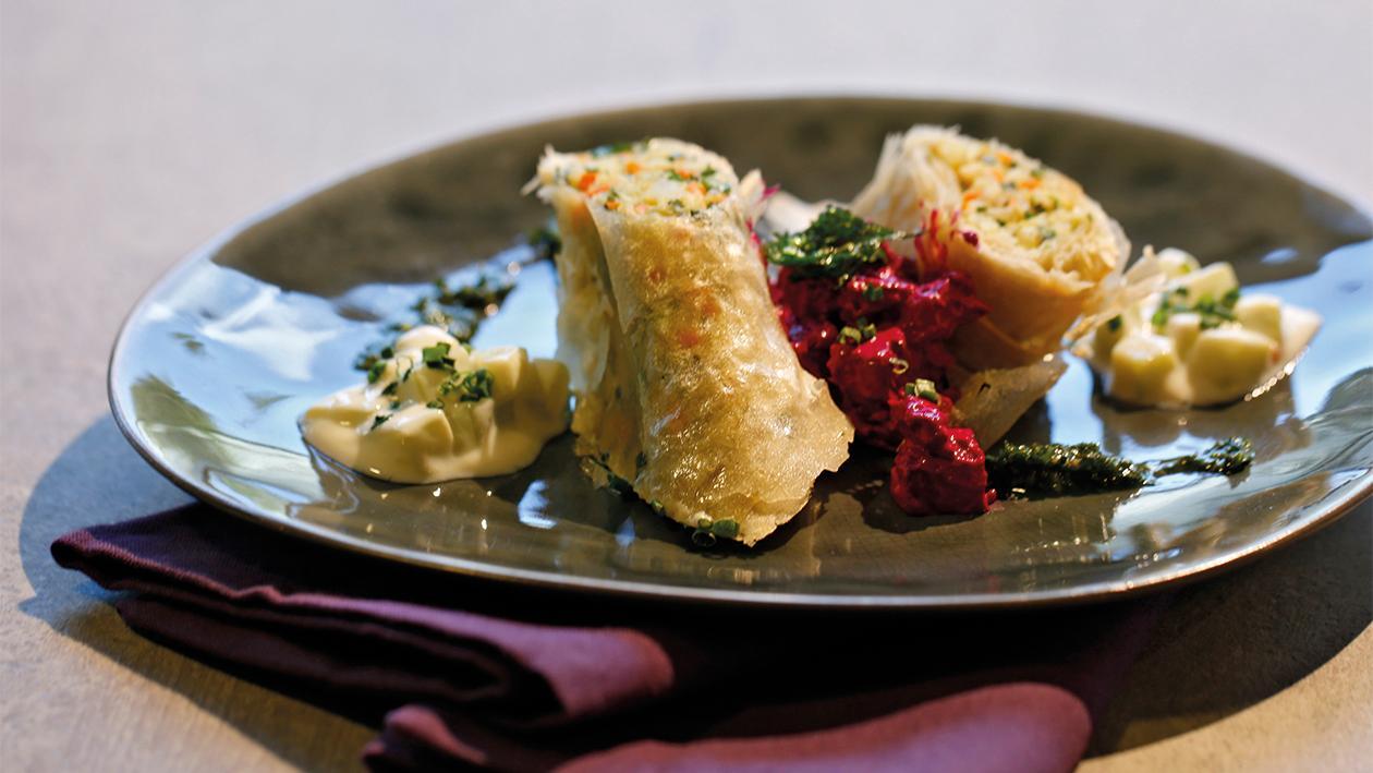 Gemüsestrudel mit Kohlrabi-Gemüse und Rote Beete Salat Gemüsestrudel mit Kohlrabi-Gemüse und Rote Beete Salat