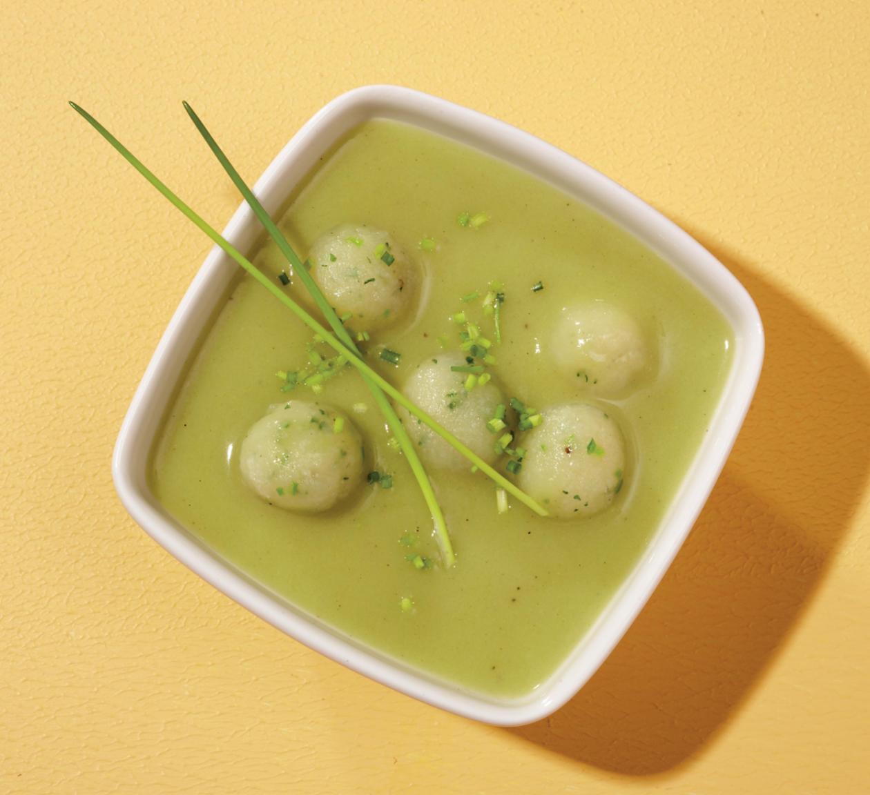 Gemüsesuppe mit kleinen Kartoffel-Kräuter-Bällchen Gemüsesuppe mit kleinen Kartoffel-Kräuter-Bällchen