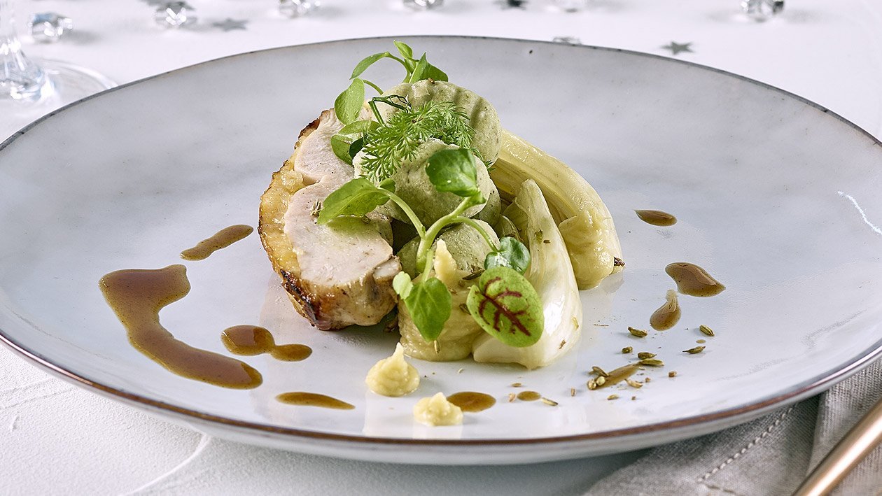 Gepökelte Perlhuhnbrust, geschmortes Fenchelgemüse, Tannennadel Gnocchi und Geflügeljus Gepökelte Perlhuhnbrust, geschmortes Fenchelgemüse, Tannennadel Gnocchi und Geflügeljus
