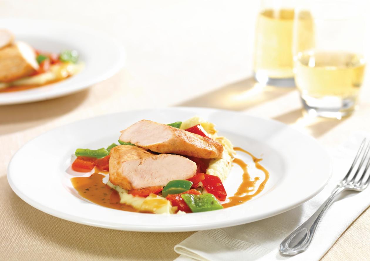 Geräucherte Hähnchenbrust mit Orangen-Kräutersauce, Paprikagemüse und Kartoffelpüree Geräucherte Hähnchenbrust mit Orangen-Kräutersauce, Paprikagemüse und Kartoffelpüree
