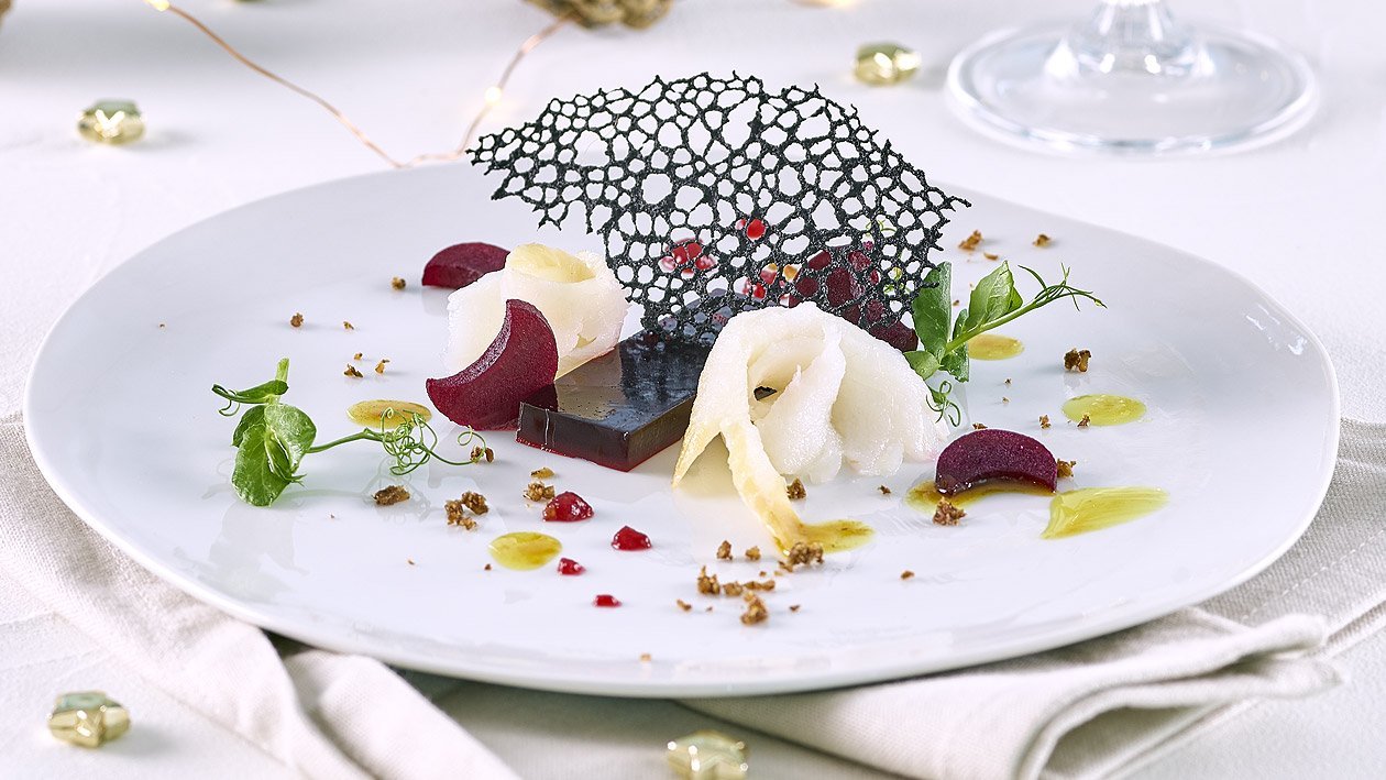 Geräucherter Heilbutt, fermentierten roten Rüben, Safranöl und Korallenchips Geräucherter Heilbutt, fermentierten roten Rüben, Safranöl und Korallenchips