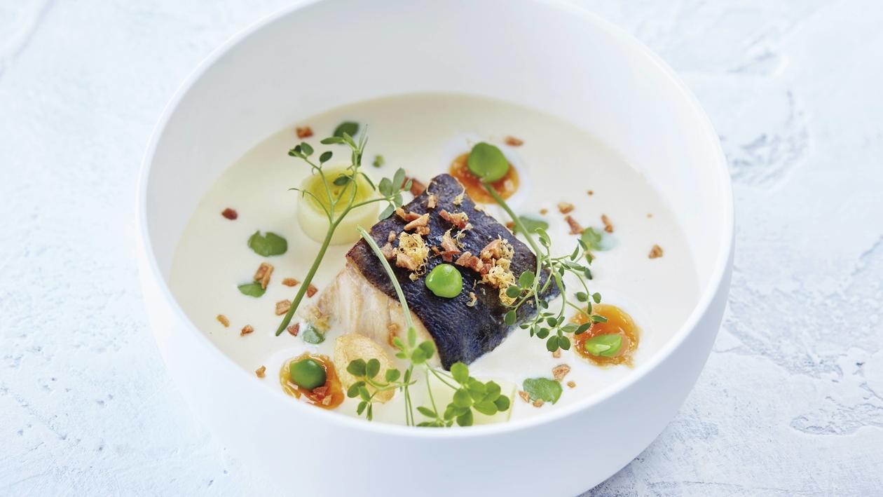 Geräucherter Kabeljau an Kartoffel-Zwiebel-Suppe Geräucherter Kabeljau an Kartoffel-Zwiebel-Suppe