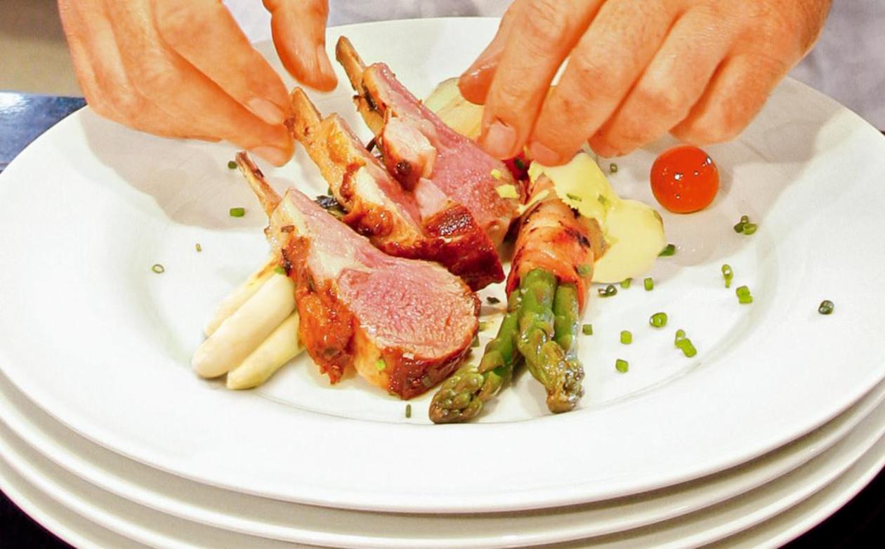 Geräuchertes Lamm mit Spargelbündchen, Kartoffeln und einer Thymian-Oliven-Hollandaise Geräuchertes Lamm mit Spargelbündchen, Kartoffeln und einer Thymian-Oliven-Hollandaise