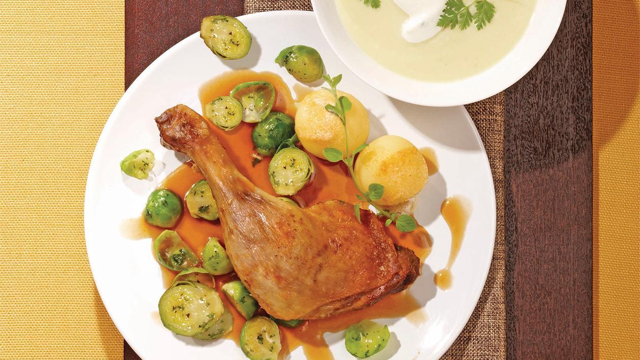 Geschmorte Entenkeule mit Rosenkohl und Klößen halb und halb Geschmorte Entenkeule mit Rosenkohl und Klößen halb und halb