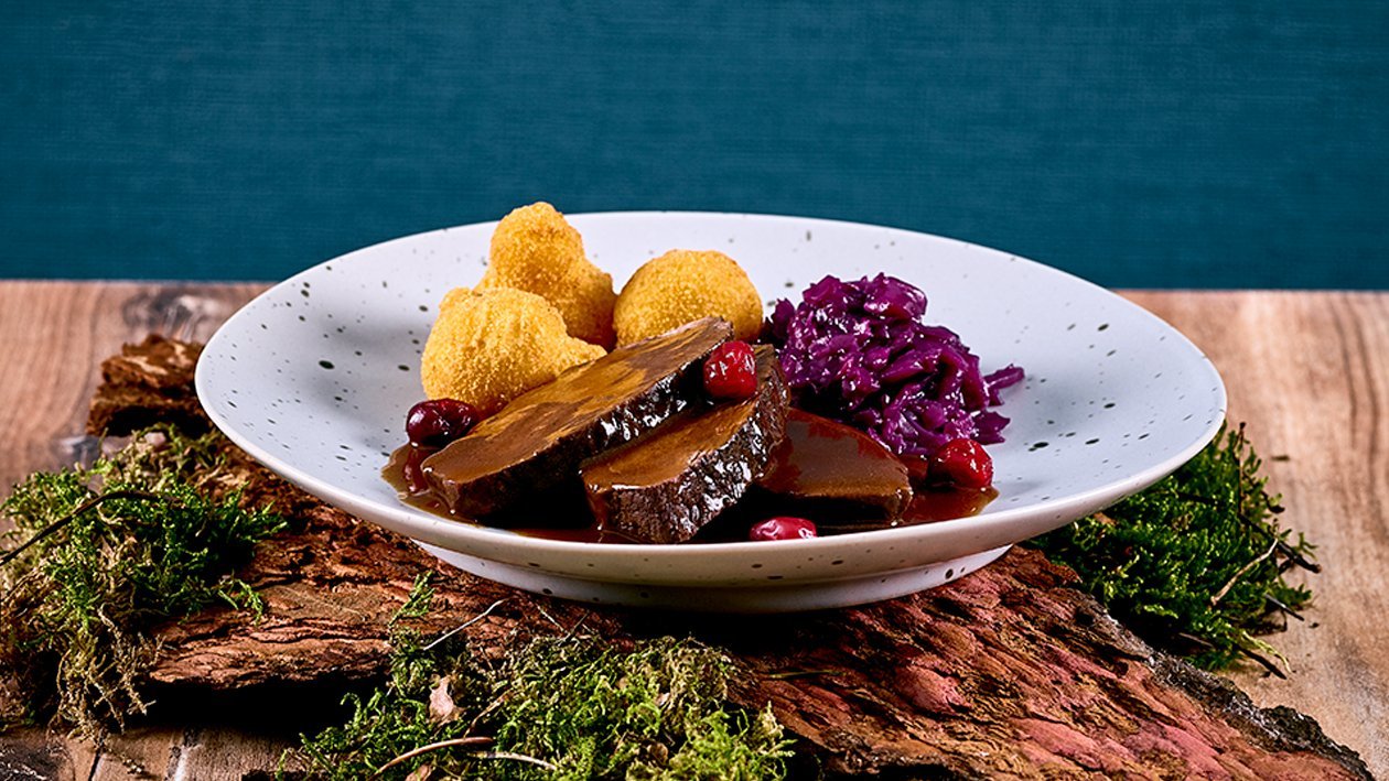 Geschmorte Hirschwade, Mohnrotkraut mit Pommes Williams und Preiselbeerchutney Geschmorte Hirschwade, Mohnrotkraut mit Pommes Williams und Preiselbeerchutney