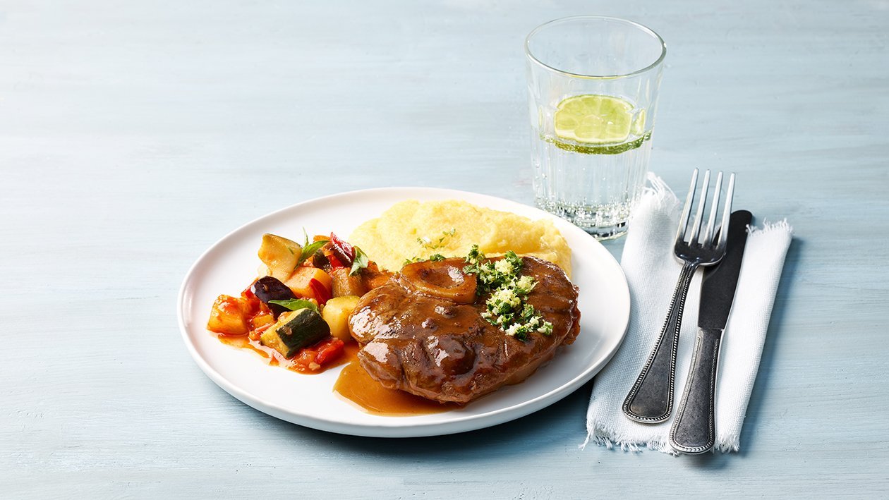 Geschmorte Kalbsbeinscheibe, italienischer Art mit Ratatouille und Polenta Geschmorte Kalbsbeinscheibe, italienischer Art mit Ratatouille und Polenta