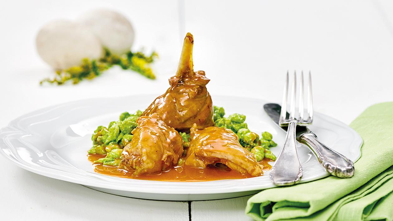 Geschmorte Kaninchenschlegel in Paprikarahmsauce und Bärlauch-Spätzle Geschmorte Kaninchenschlegel in Paprikarahmsauce und Bärlauch-Spätzle