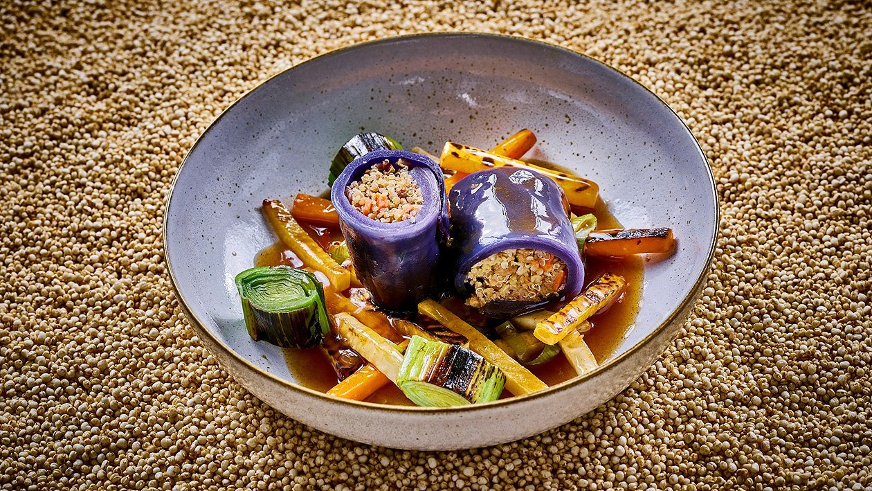 Geschmorte Krautwickel vom Rotkohl mit Quinoa und gebratenem Wurzelgemüse Geschmorte Krautwickel vom Rotkohl mit Quinoa und gebratenem Wurzelgemüse