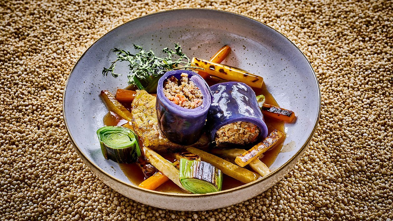 Geschmorte Krautwickel vom Rotkohl mit Quinoa und gebratenem Wurzelgemüse und Rösti Geschmorte Krautwickel vom Rotkohl mit Quinoa und gebratenem Wurzelgemüse und Rösti