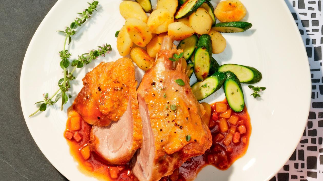 Geschmorte Putenkeule mit karamellisierter Birnen-Specksauce und Gnocchi-Zucchinipfanne Geschmorte Putenkeule mit karamellisierter Birnen-Specksauce und Gnocchi-Zucchinipfanne