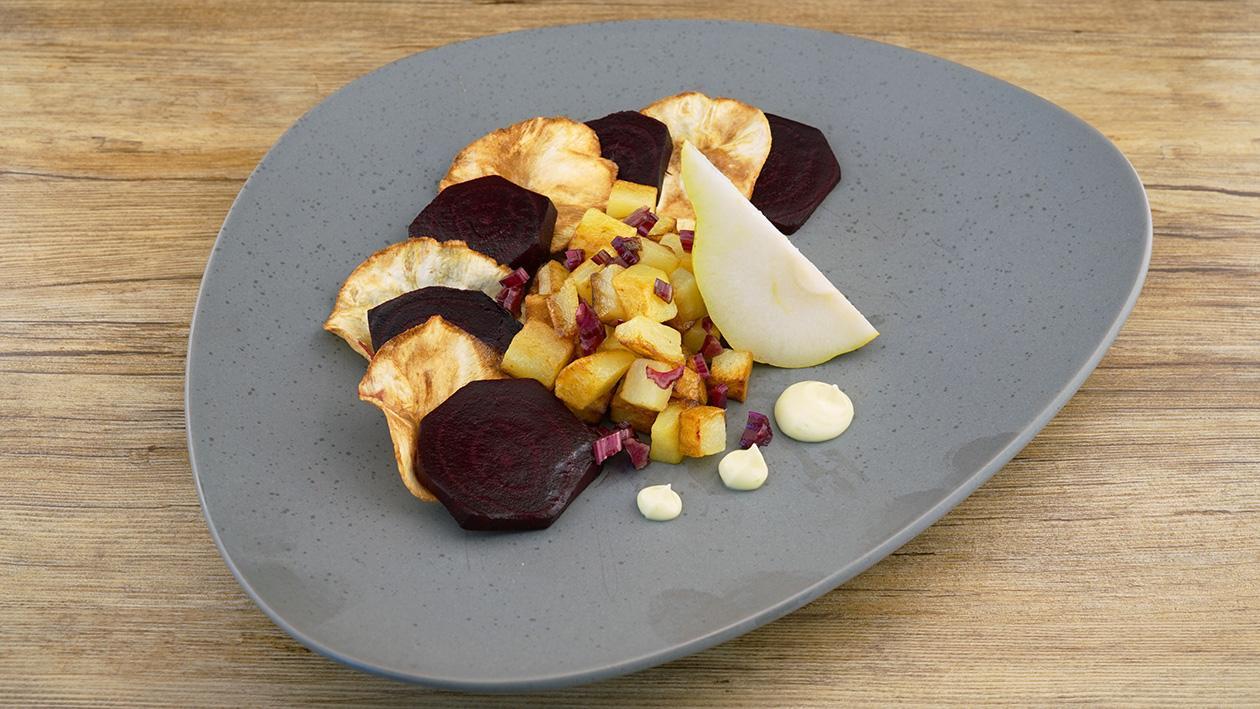 Geschmorte Rote Beete mit frittiertem Sellerie und gebratenen Kartoffen dazu Wasabi Mayonnaise Geschmorte Rote Beete mit frittiertem Sellerie und gebratenen Kartoffen dazu Wasabi Mayonnaise