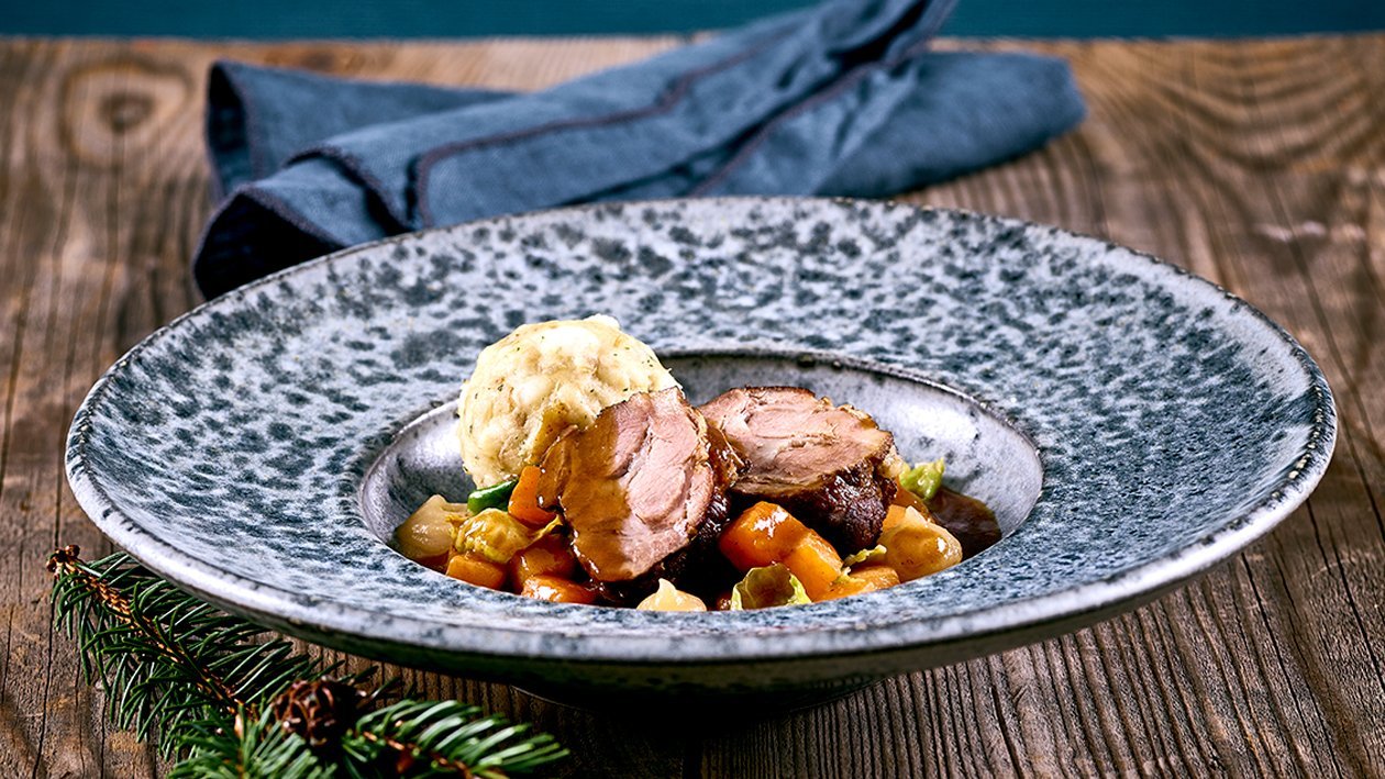 Geschmorte Wildschweinschulter, Kürbis-Rosinengemüse, Bratapfelcreme und Semmelknödel Geschmorte Wildschweinschulter, Kürbis-Rosinengemüse, Bratapfelcreme und Semmelknödel