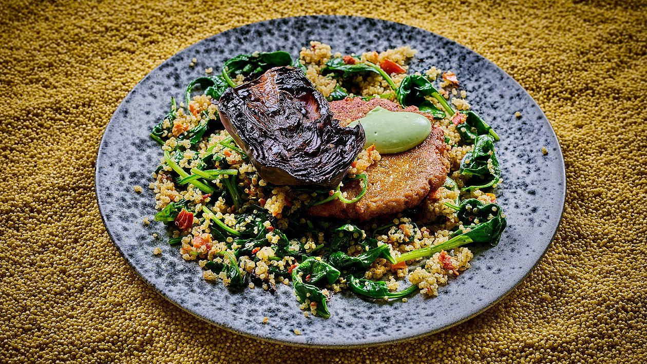 Geschmorter Rotkohl am Stück gegart, Spinat-Quinoa Salat Geschmorter Rotkohl am Stück gegart, Spinat-Quinoa Salat