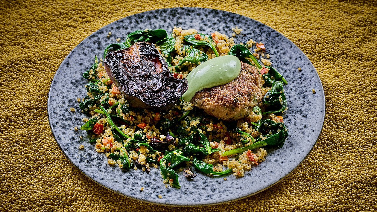 Geschmorter Rotkohl am Stück gegart, Spinat-Quinoa Salat und Frikadelle Geschmorter Rotkohl am Stück gegart, Spinat-Quinoa Salat und Frikadelle