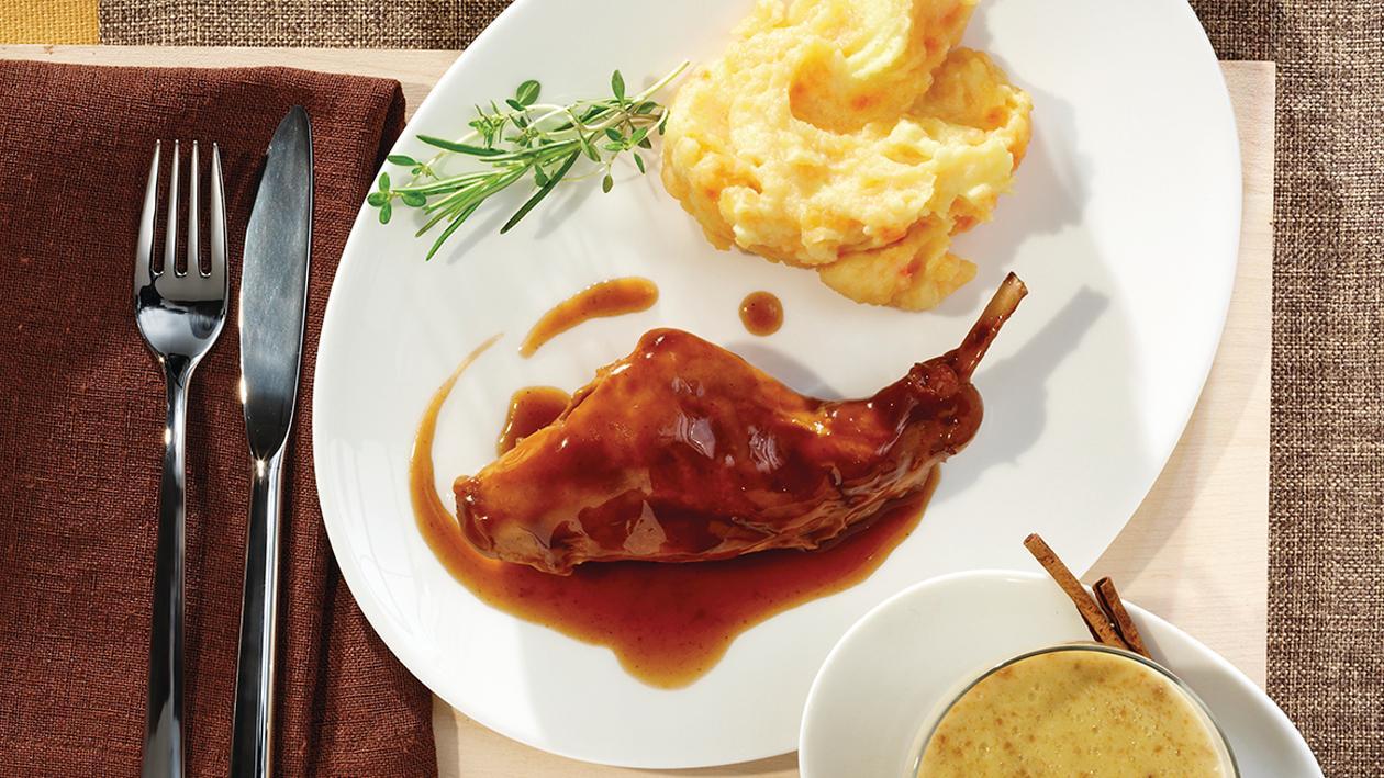 Geschmortes Kaninchen mit Cassis-Wacholder-Jus, dazu Steckrüben-Süßmöhren-Püree Geschmortes Kaninchen mit Cassis-Wacholder-Jus, dazu Steckrüben-Süßmöhren-Püree