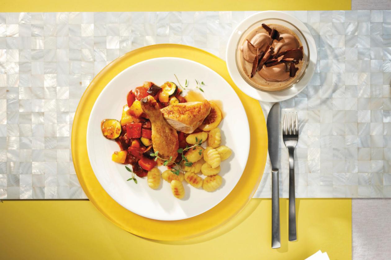 Geschmortes Zitronenthymian-Huhn auf Ratatouille-Gemüse und Gnocchi Geschmortes Zitronenthymian-Huhn auf Ratatouille-Gemüse und Gnocchi