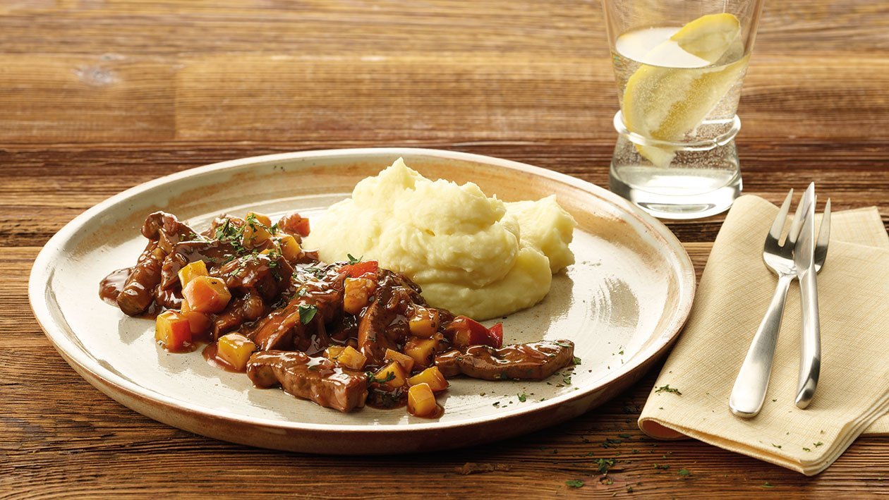 Geschnetzelte Kalbsleber mit Madeira-Kräutersauce und Kartoffelpüree Geschnetzelte Kalbsleber mit Madeira-Kräutersauce und Kartoffelpüree
