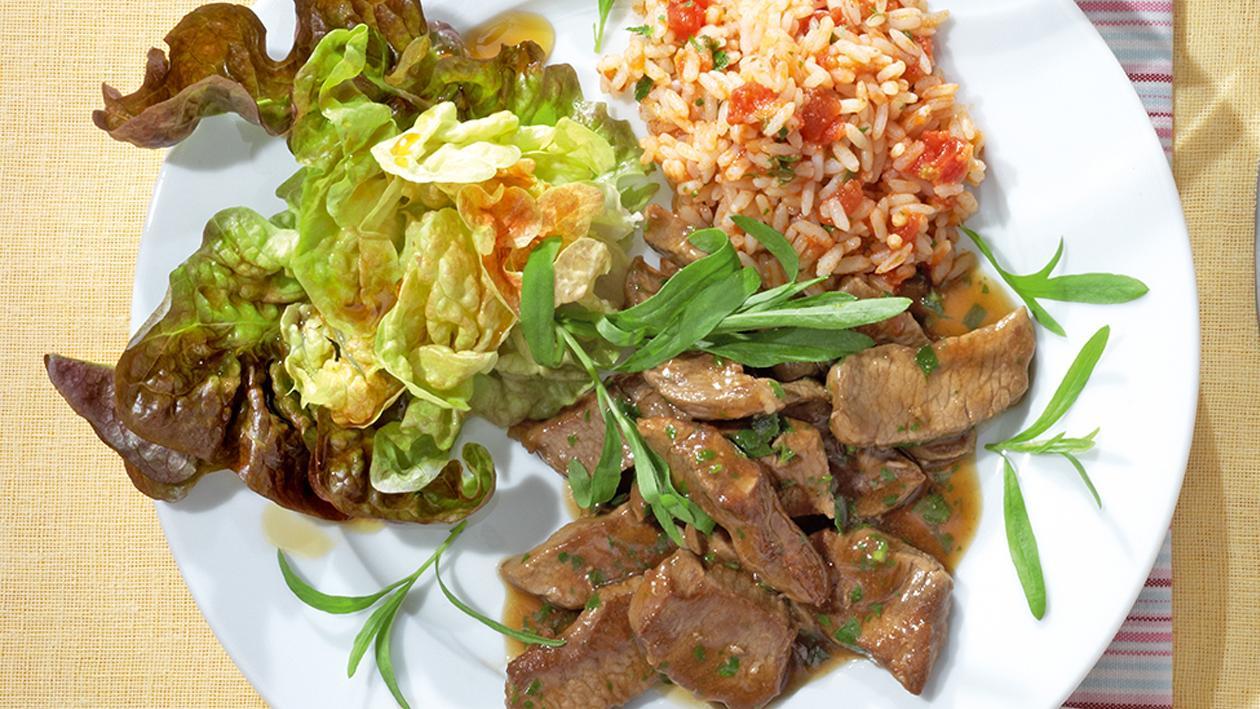 Geschnetzeltes vom Lamm in Estragon-Sauce mit Tomatenreis, Eichblattsalat mit Balsamico-Dressing Geschnetzeltes vom Lamm in Estragon-Sauce mit Tomatenreis, Eichblattsalat mit Balsamico-Dressing