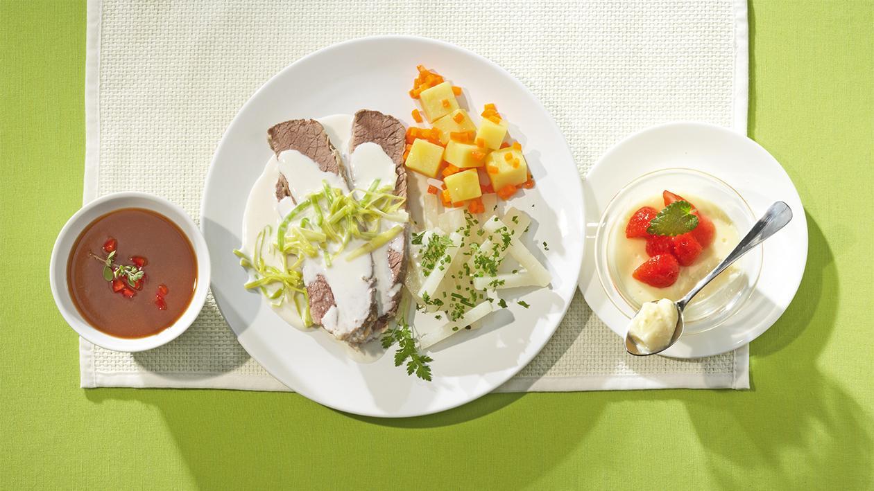Gesottene Rinderbrust mit Lauchsauce, Kohlrabigemüse mit Frühlingskräutern und Bouillon-Kartoffeln Gesottene Rinderbrust mit Lauchsauce, Kohlrabigemüse mit Frühlingskräutern und Bouillon-Kartoffeln