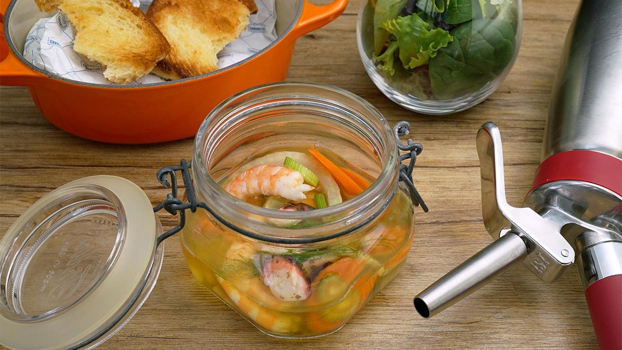 Geweckter Fischsud, Briosch und Knobi Dipp Geweckter Fischsud, Briosch und Knobi Dipp
