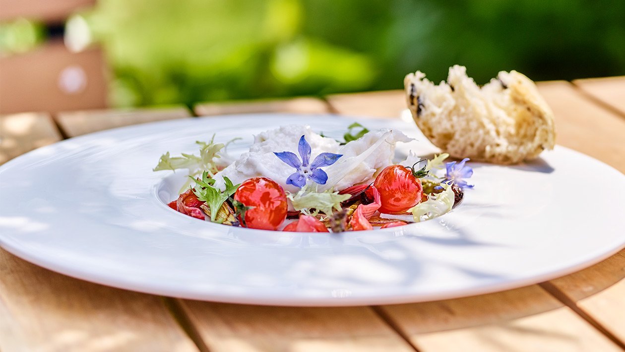 Gezupfter Burrata mit glasiertem Ofen Rhabarber-Spargel und konfierten Tomaten Gezupfter Burrata mit glasiertem Ofen Rhabarber-Spargel und konfierten Tomaten