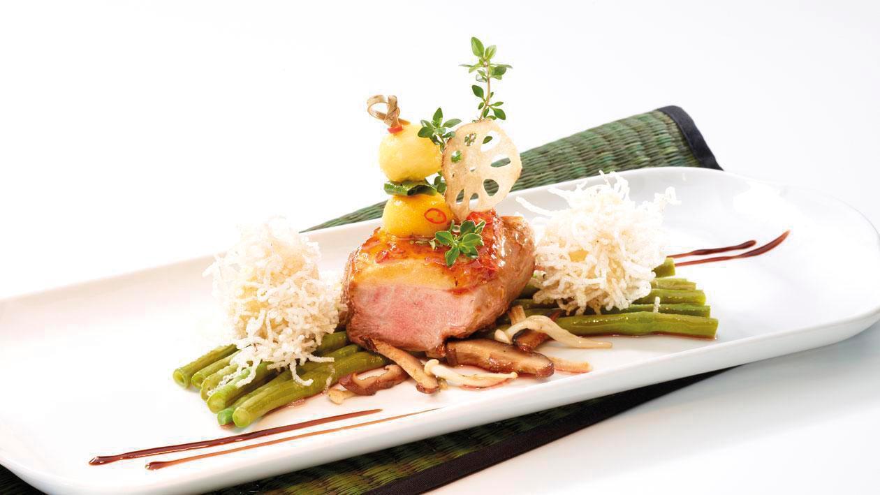 Glasierte Entenbrust mit Thaibohnen und frittierten Mango-Kroketten Glasierte Entenbrust mit Thaibohnen und frittierten Mango-Kroketten