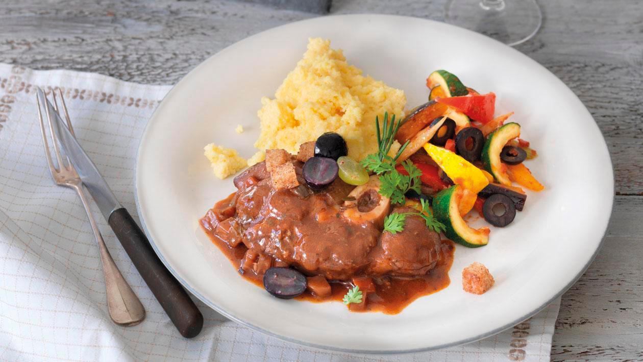 Glasierte Kalbshaxen im Barolo mit Polenta und mediterranem Gemüse Glasierte Kalbshaxen im Barolo mit Polenta und mediterranem Gemüse