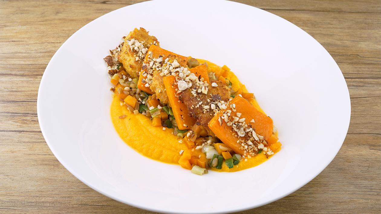 Glasierte Süßkartoffel, mit gebratenem Mais, Grünkern und gerösten Haselnüssen Glasierte Süßkartoffel, mit gebratenem Mais, Grünkern und gerösten Haselnüssen