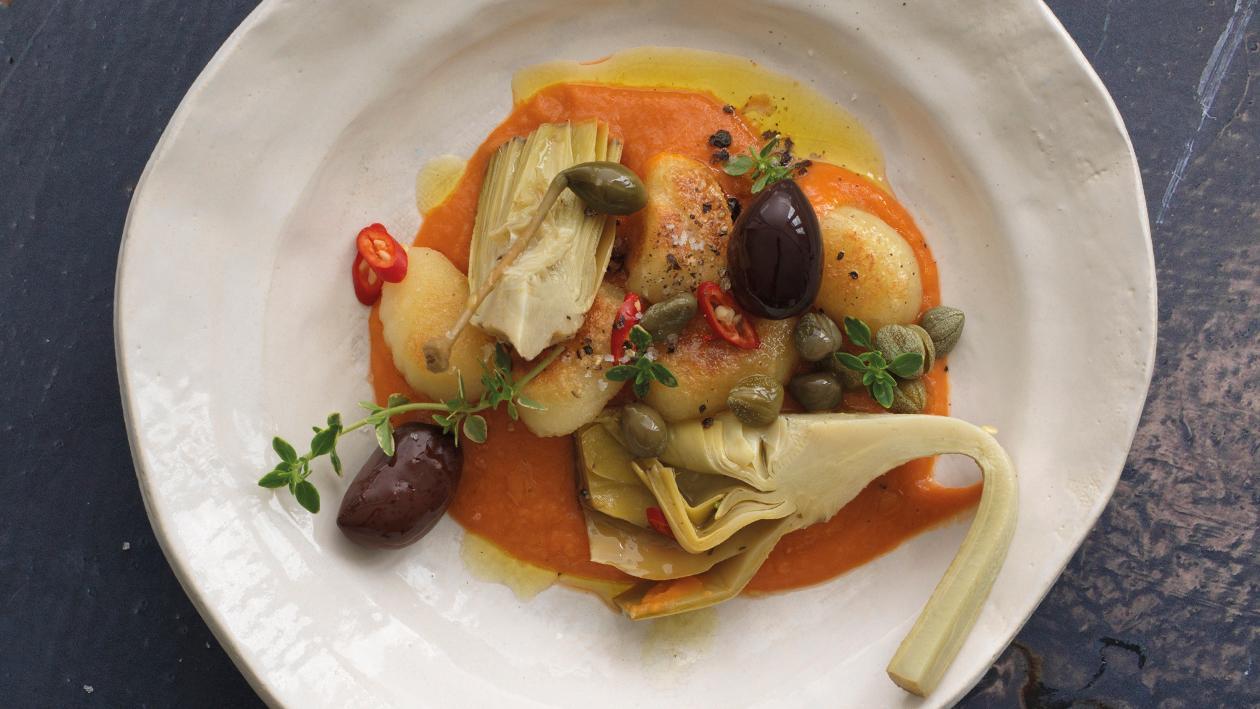 Gnocchi mit Tomaten-Soissonbohnen-Nage und Artischocken Gnocchi mit Tomaten-Soissonbohnen-Nage und Artischocken