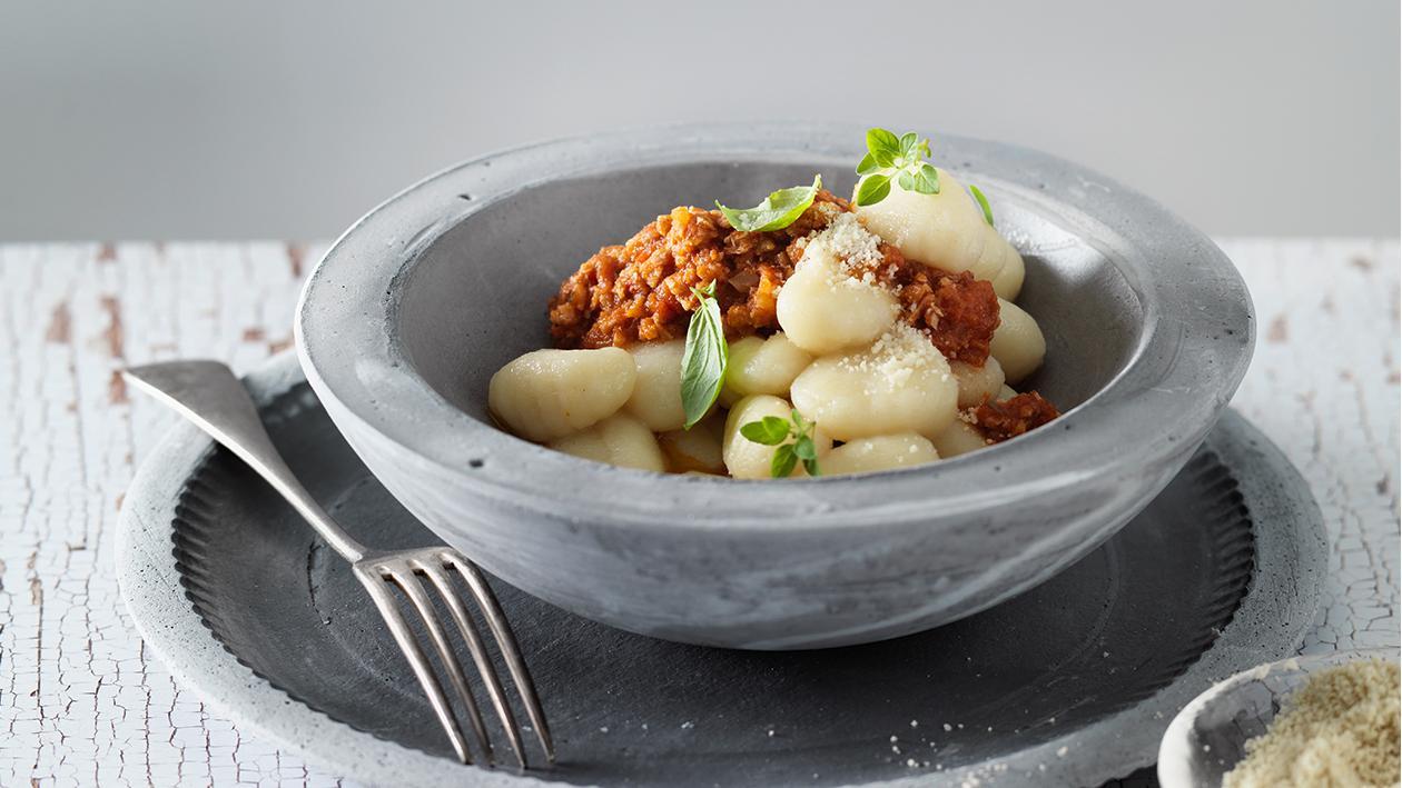 Gnocchi mit veganer Bolognese und veganem "Käse" Gnocchi mit veganer Bolognese und veganem "Käse"