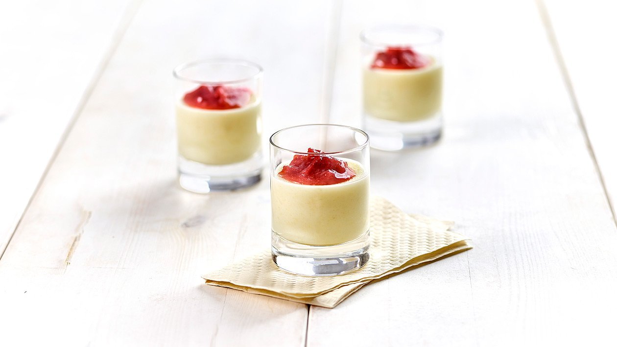 Grießpudding mit Rhabarberkompott Grießpudding mit Rhabarberkompott