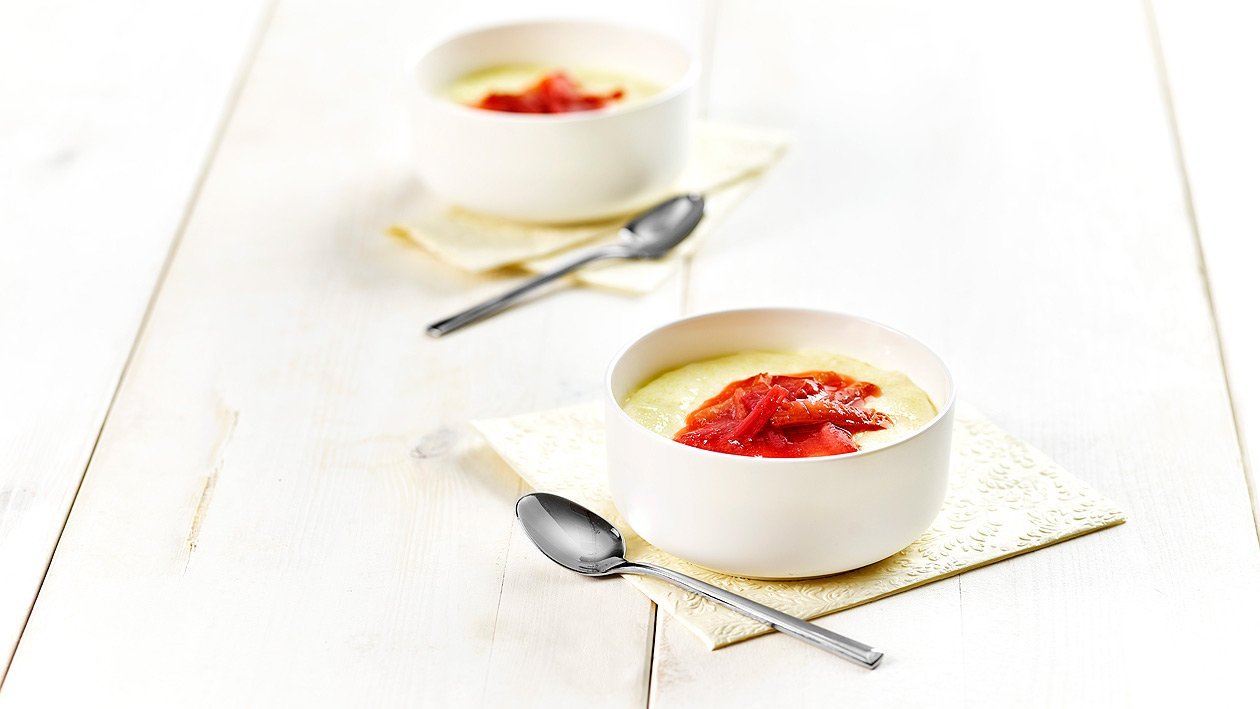 Grießpuddingsuppe mit Rhabarberkompott Grießpuddingsuppe mit Rhabarberkompott